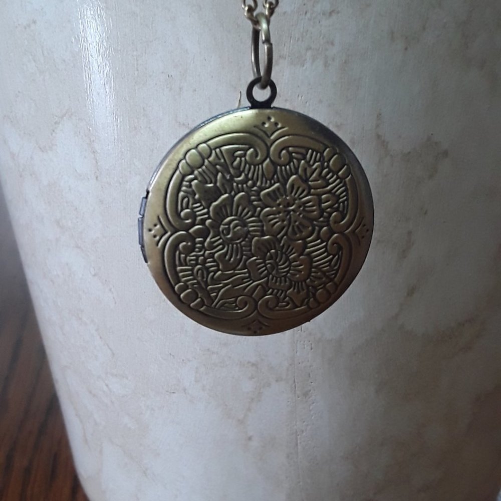 locket pendant neck;ace